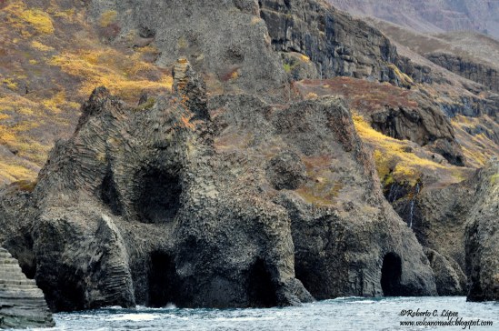 Cuevas de basalto en la costa de Kuannit