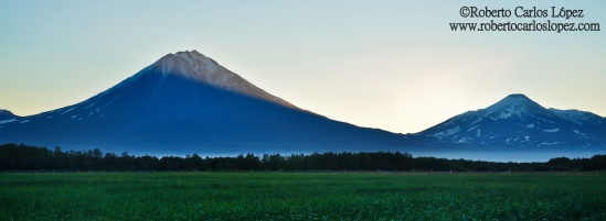 Los volcanes Koryasky y Avachinskaya (de izquierda a derecha)